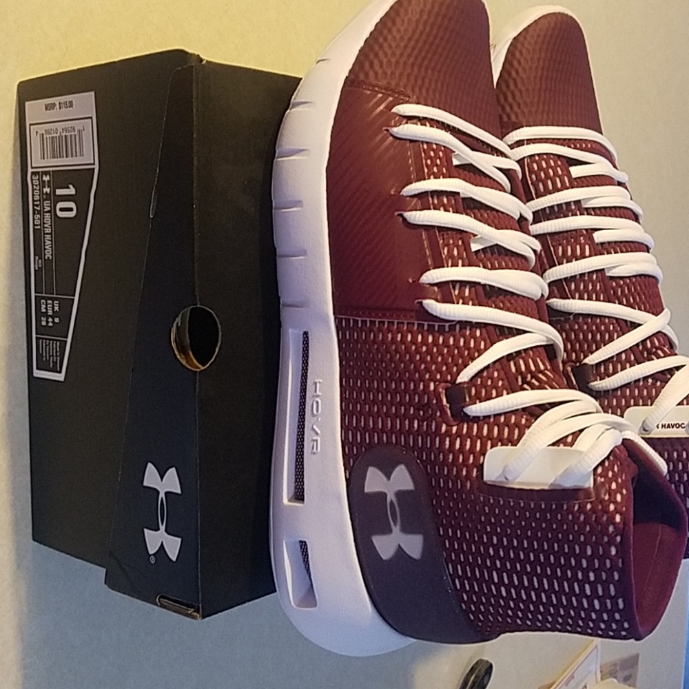 Men's underarmor basketball shoe